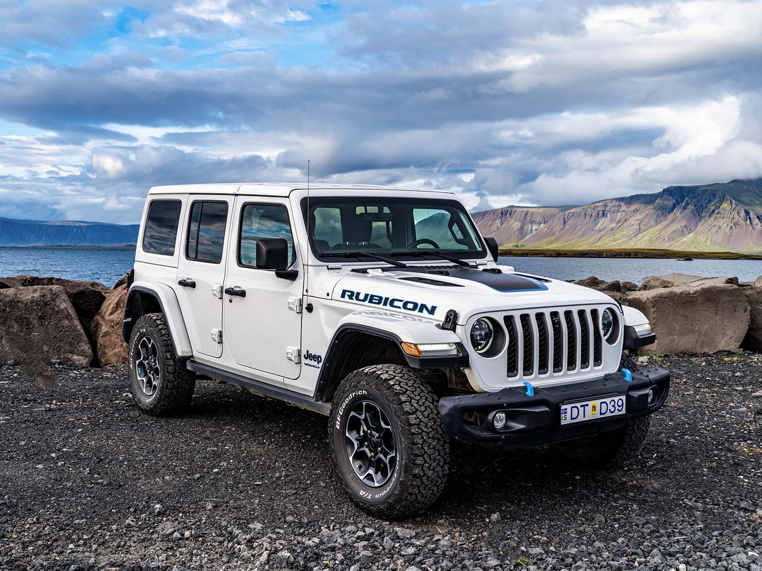 Jeep Wrangler Rubicon – Built for Adventure The Wrangler Rubicon combines rugged 4×4 capability and modern comfort, making it perfect for exploring Iceland’s toughest terrain in style.